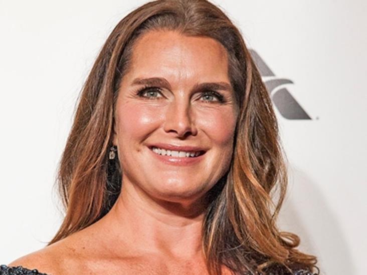 Posa Brooke Shields en ropa interior a sus 52 años