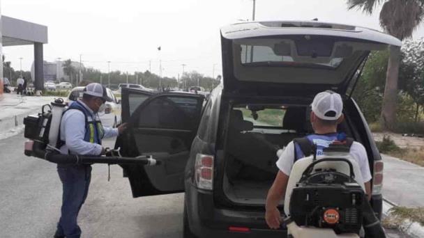 Sanitizan transporte público y autos particulares ante alto índice de