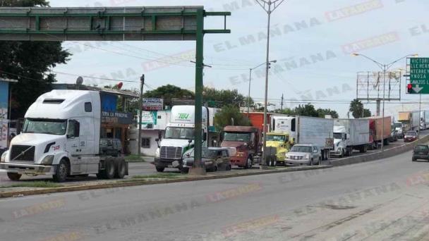 Largas filas de tráilers en cruce internacional de Matamoros