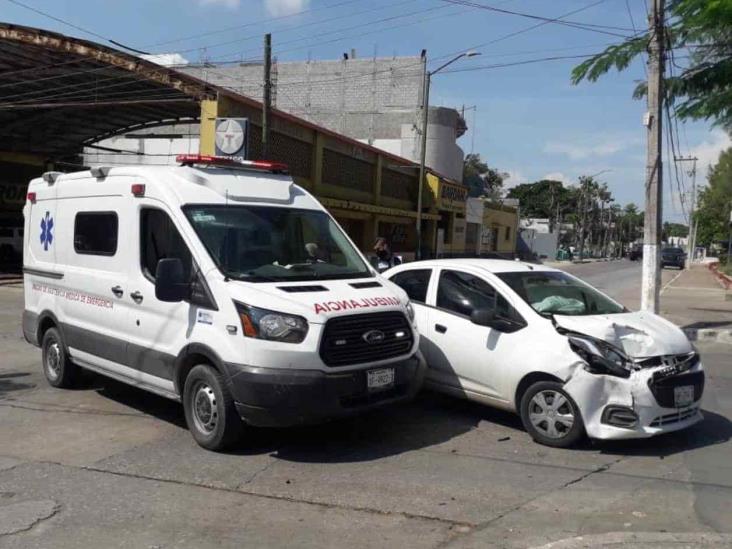 Choca Ambulancia Contra Auto