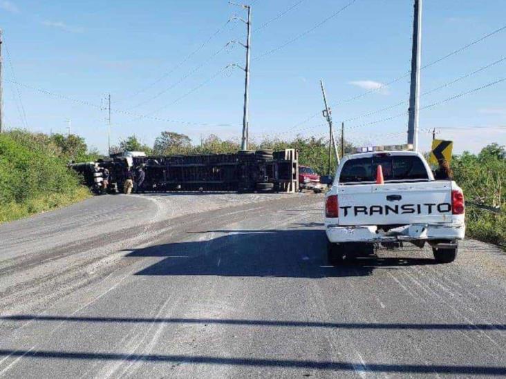 Vuelca tráiler cargado de vehículos chatarra