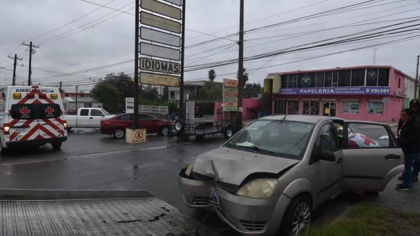 Automovilista Proyecta Auto Contra Un Poste