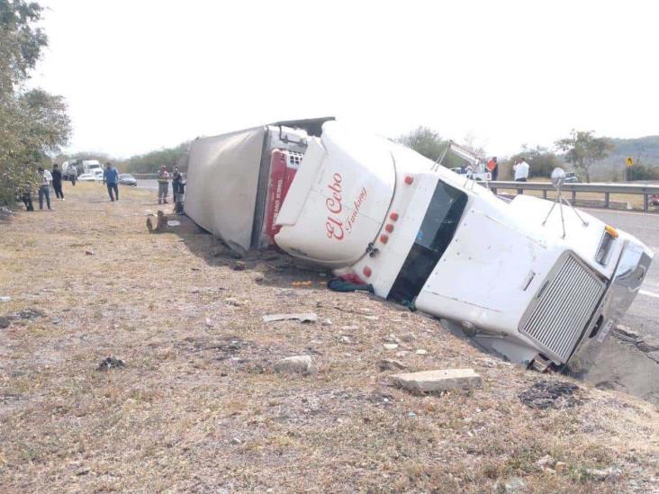 Tráiler con cerveza sufre volcadura en Altamira