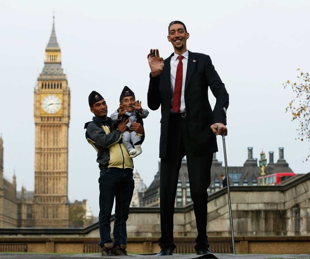 Encuentro de altura; el hombre más alto y el más bajo del mundo juntos en Londres Encuentro de altura; el hombre más alto y el más bajo del mundo juntos en Londres