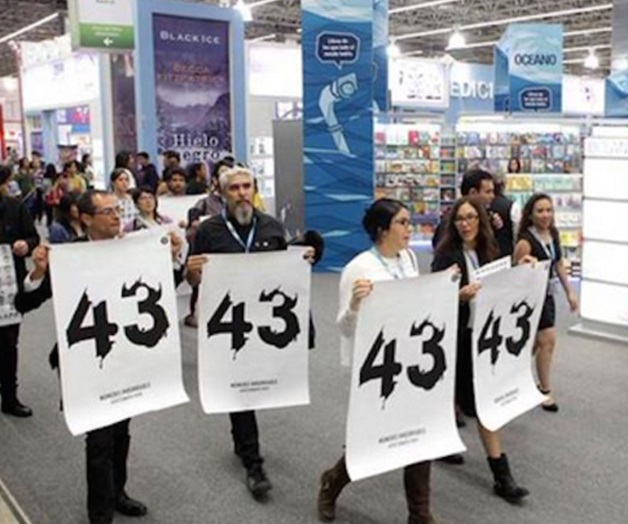 Protestan editores argentinos por caso Ayotzinapa en FIL Guadalajara Protestan editores argentinos por caso Ayotzinapa en FIL Guadalajara