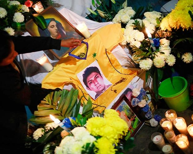 Velan las fotos de Alexander en la casa de la familia Mora Venancio