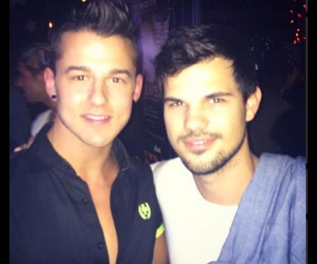 Protagonista de Crepúsculo asiste a fiesta gay con otro hombre Protagonista de Crepúsculo asiste a fiesta gay con otro hombre