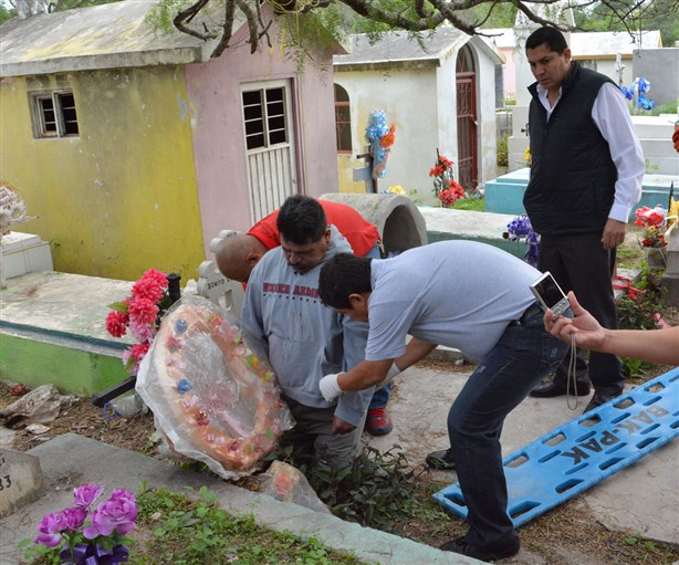 Acude al panteón a morir;se colgó al lado de tumba
