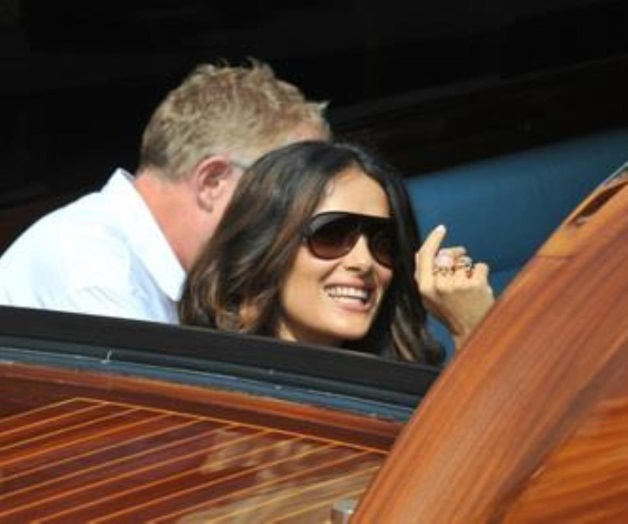 Salma Hayek, sexy en bikini a los 48 años