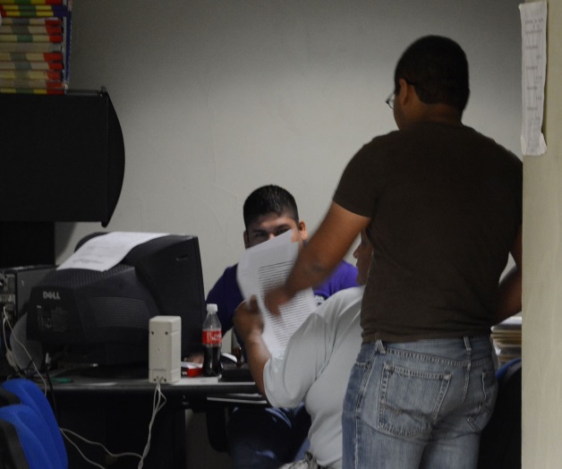 Armados despojana joven de su cartera