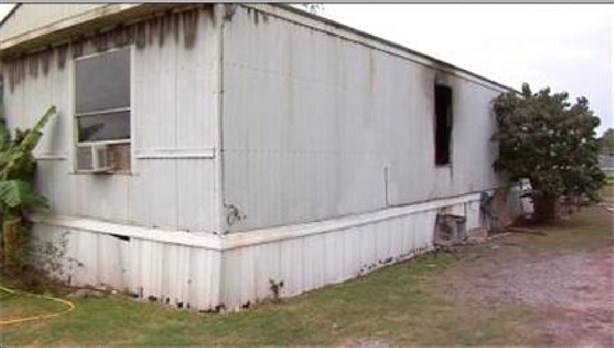 Voraz incendio arrasacon una vivienda móvil