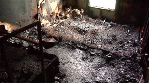 Voraz incendio arrasacon una vivienda móvil