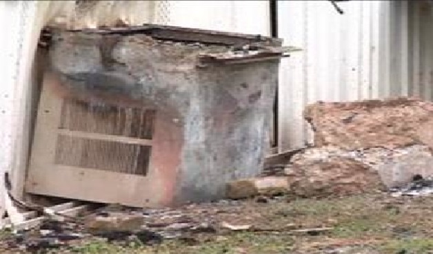 Voraz incendio arrasacon una vivienda móvil