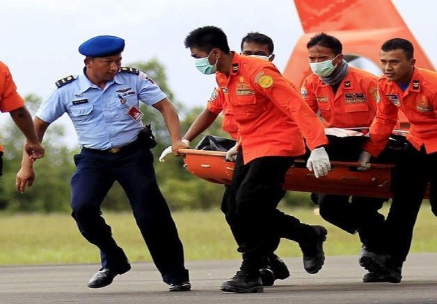 Rescatan 30 cuerpos del avión de AirAsia
