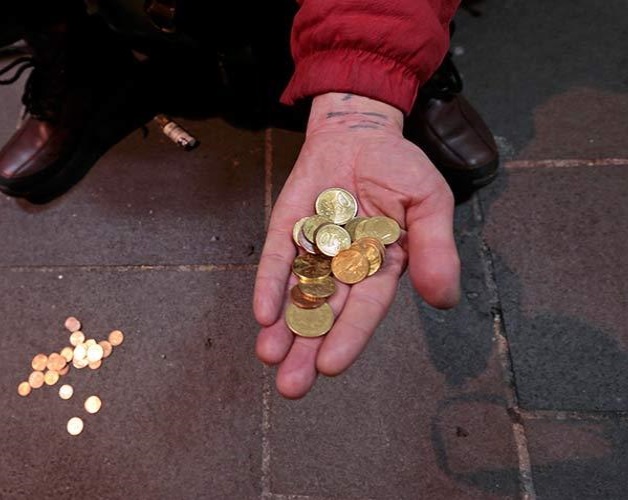 ‘Cazatesoros’ amateur hallan monedas de hace mil años de antigüedad ‘Cazatesoros’ amateur hallan monedas de hace mil años de antigüedad