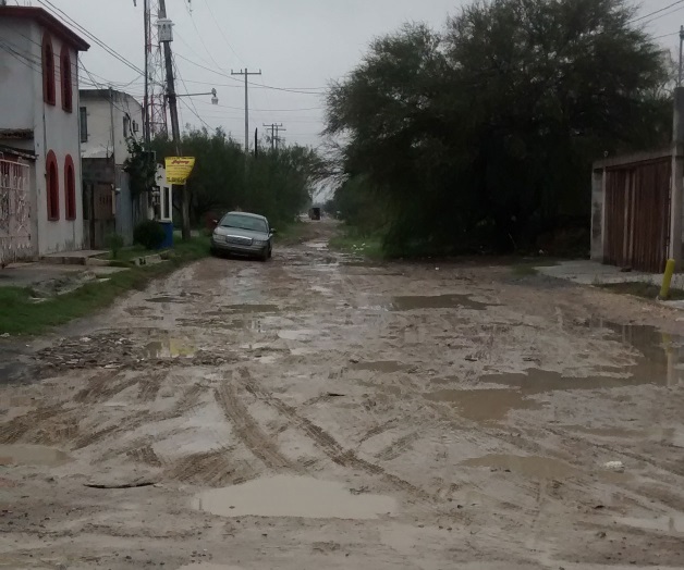 Claman en El Olmoles reparen la calledel ‘eterno lodazal’ Claman en El Olmoles reparen la calledel ‘eterno lodazal’