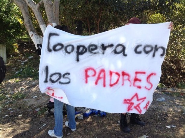 Toman caseta de Palo Blanco padres de los 42 normalistas desaparecidos