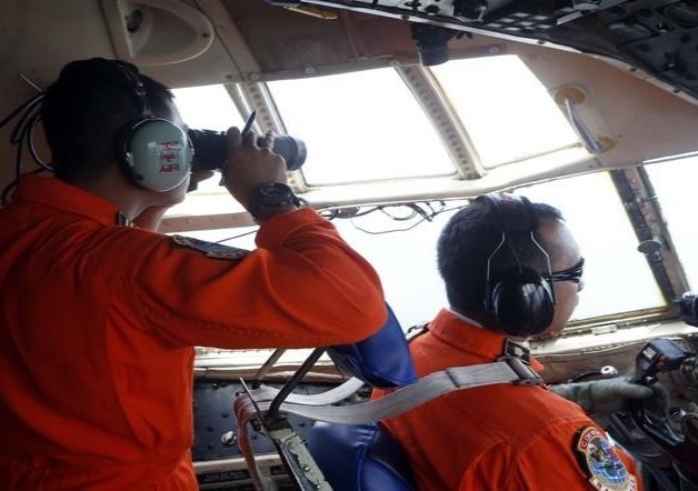 Expertos franceses buscan cajas negras de avión de AirAsia Expertos franceses buscan cajas negras de avión de AirAsia