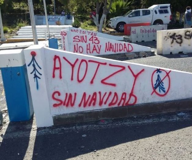 Toman caseta de Palo Blanco padres de los 42 normalistas desaparecidos Toman caseta de Palo Blanco padres de los 42 normalistas desaparecidos