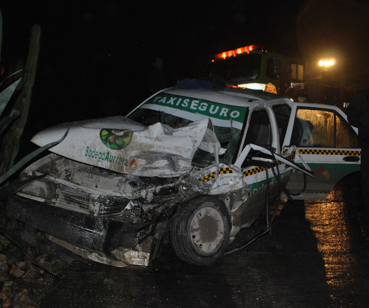 Los choca y huye;deja 2 lesionados Los choca y huye;deja 2 lesionados