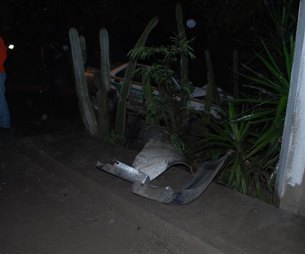 Los choca y huye;deja 2 lesionados