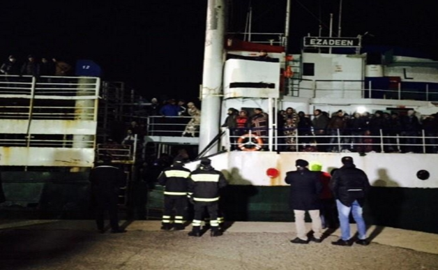 Barco con cientos de inmigrantes toca tierra italiana