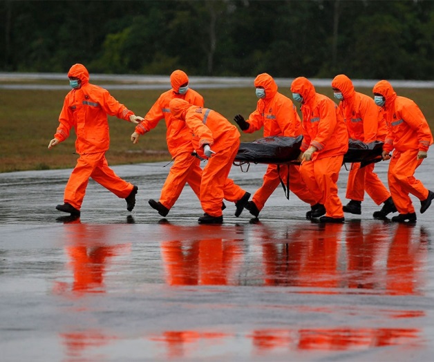 Van 34 cadáveres recuperados del avión de AirAsia
