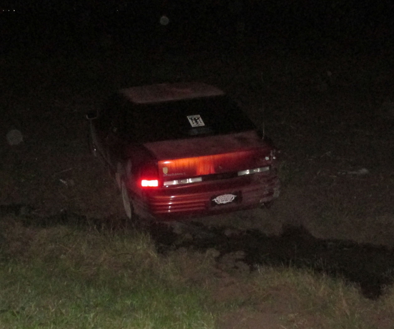 Impacta vehículo,lo saca del camino Impacta vehículo,lo saca del camino