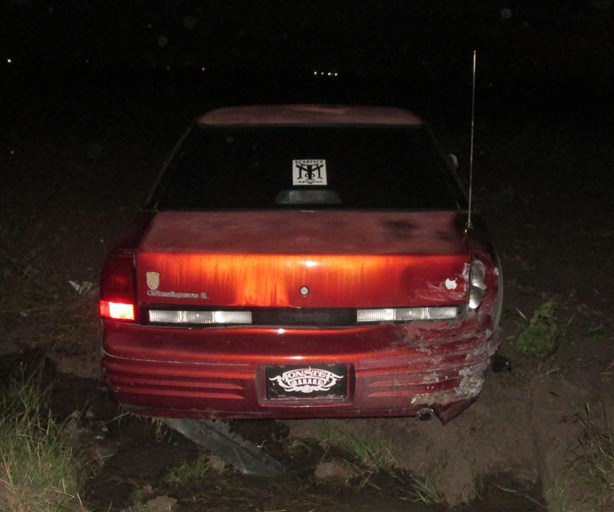 Impacta vehículo,lo saca del camino