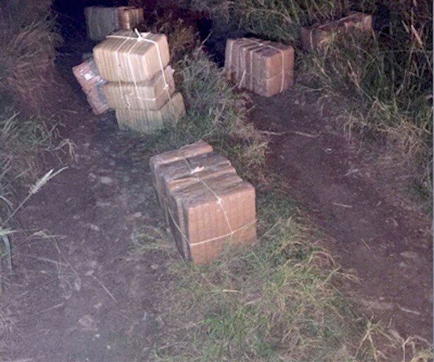 Tiran droga y escapan a pie