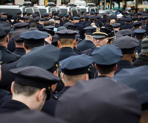 Policías de NY vuelven a dar la espalda al alcalde en funeral de agente Policías de NY vuelven a dar la espalda al alcalde en funeral de agente
