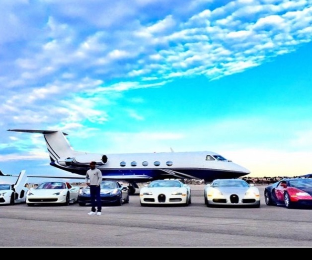 Mayweather presume ‘su mundo’ con jet y autos de lujo