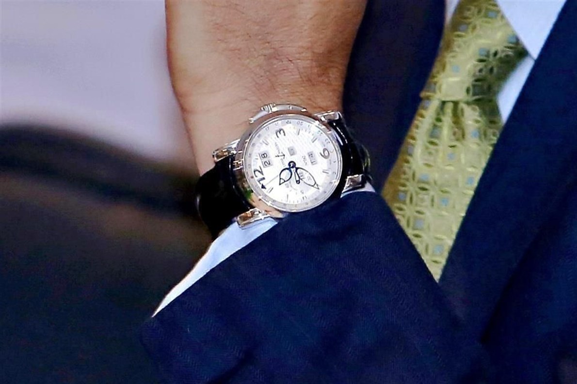 Otro reloj de Camacho es un Ulysse Nardin GMT +/- Perpetual, el cual tiene una caja fabricada en oro blanco, con calendario perpetuo y correa de piel de cocodrilo. Su costo es de 725 mil 234.91 pesos.