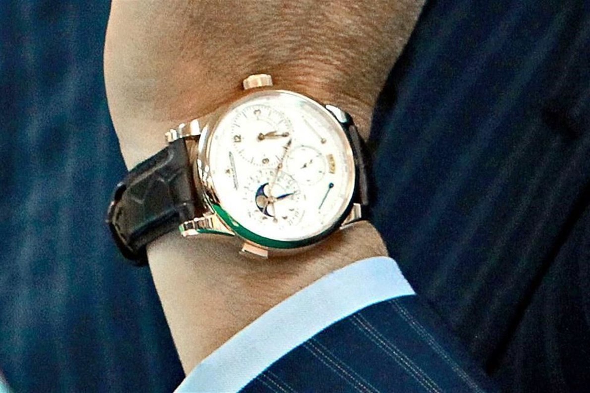 Otro reloj es un Jaeger-LeCoultre Duomètre à Quantième Lunaire 40.5. Su caja es de oro blanco, la correa es de piel de cocodrilo y tiene un dial especial para fases lunares. Su precio es de $646 mil.