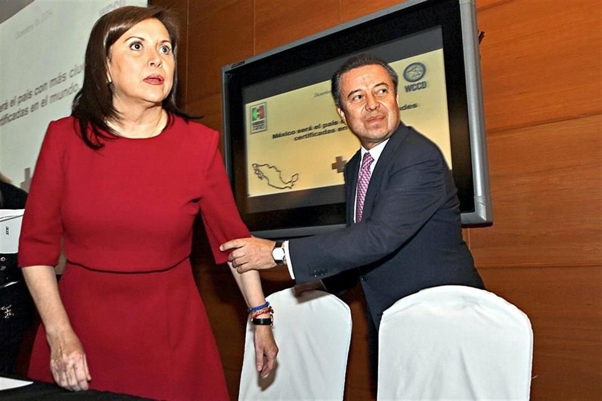 Camacho lució este reloj en una conferencia sobre la certificación de ciudades priistas, en la cual habló sobre la resolución a favor de Raúl Salinas.