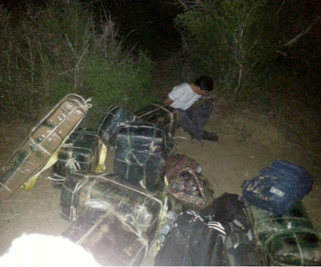 Tiran droga y escapan a pie