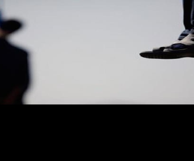 Ahorcan a tres hombres en público acusados de violación en Irán