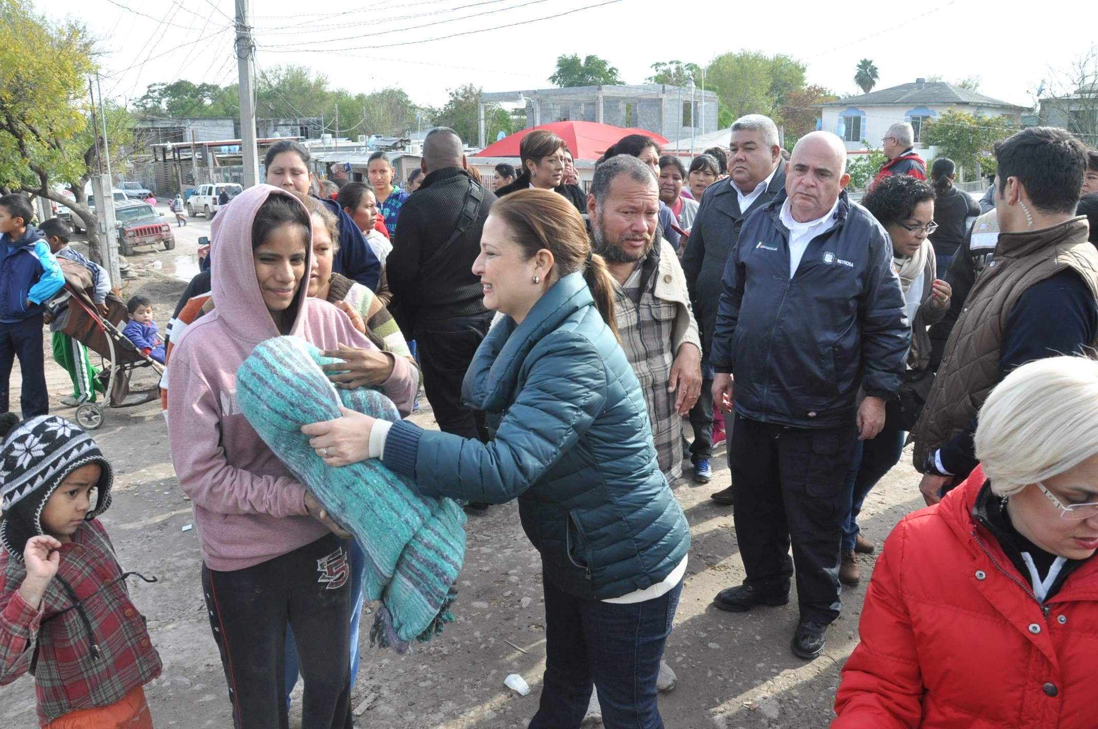 Entregan cobijasa familias pobres Entregan cobijasa familias pobres