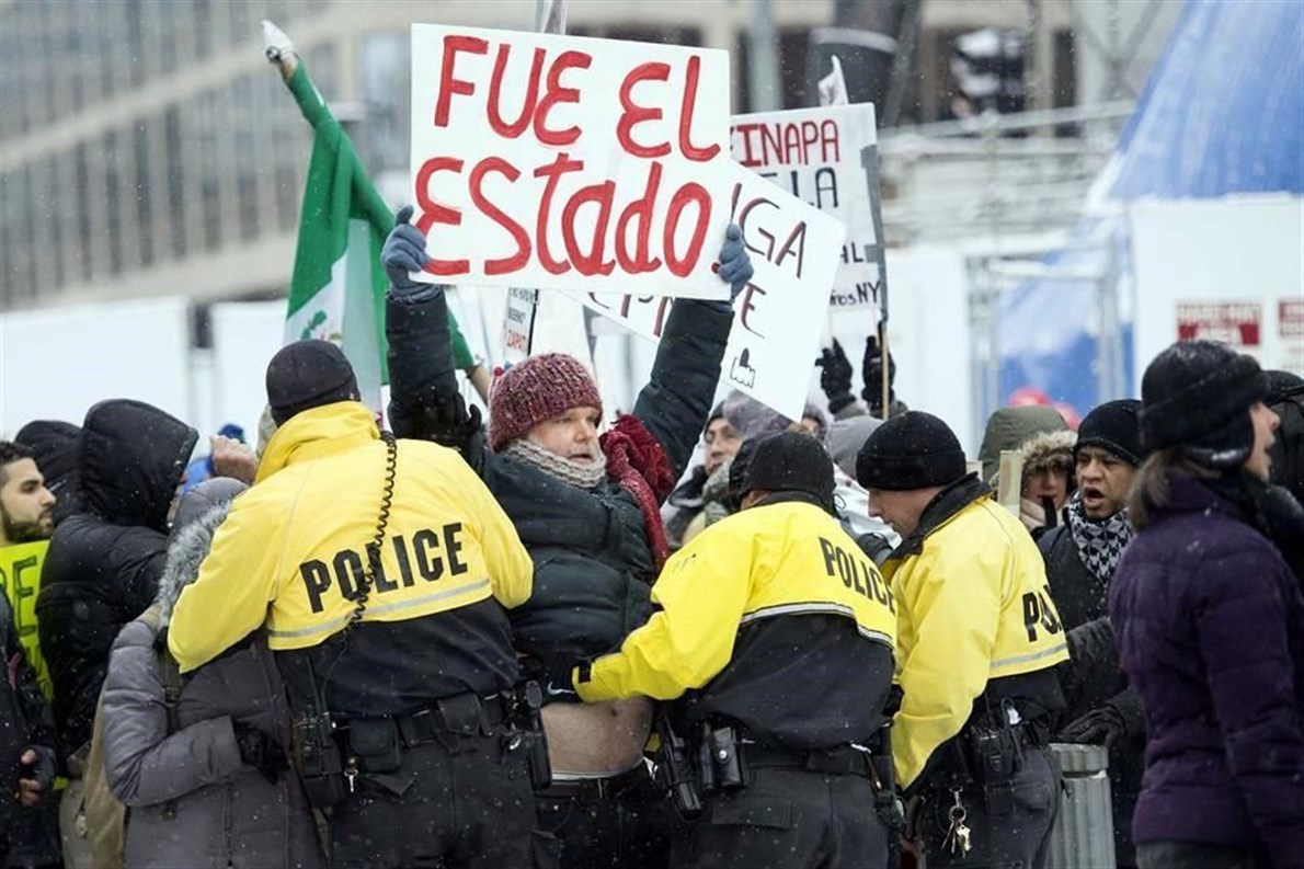 Los inconformes llevaban pancartas que hacían referencia a la desaparición de los 43 estudiantes de Ayotzinapa, y de la cual responsabilizan al Estado mexicano.Foto: AFP