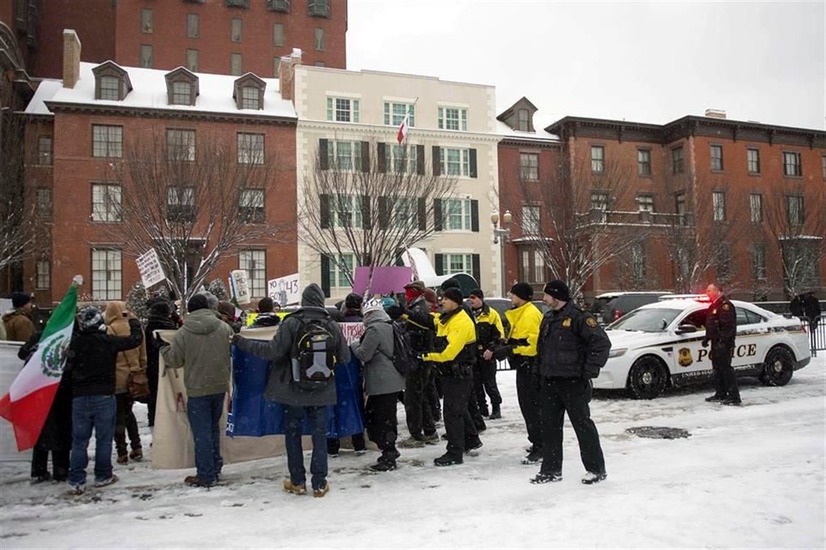 Algunos activistas iniciaron su protesta frente a Blair House, en donde se hospeda el Mandatario mexicano, frente a la Casa Blanca.Foto: AFP