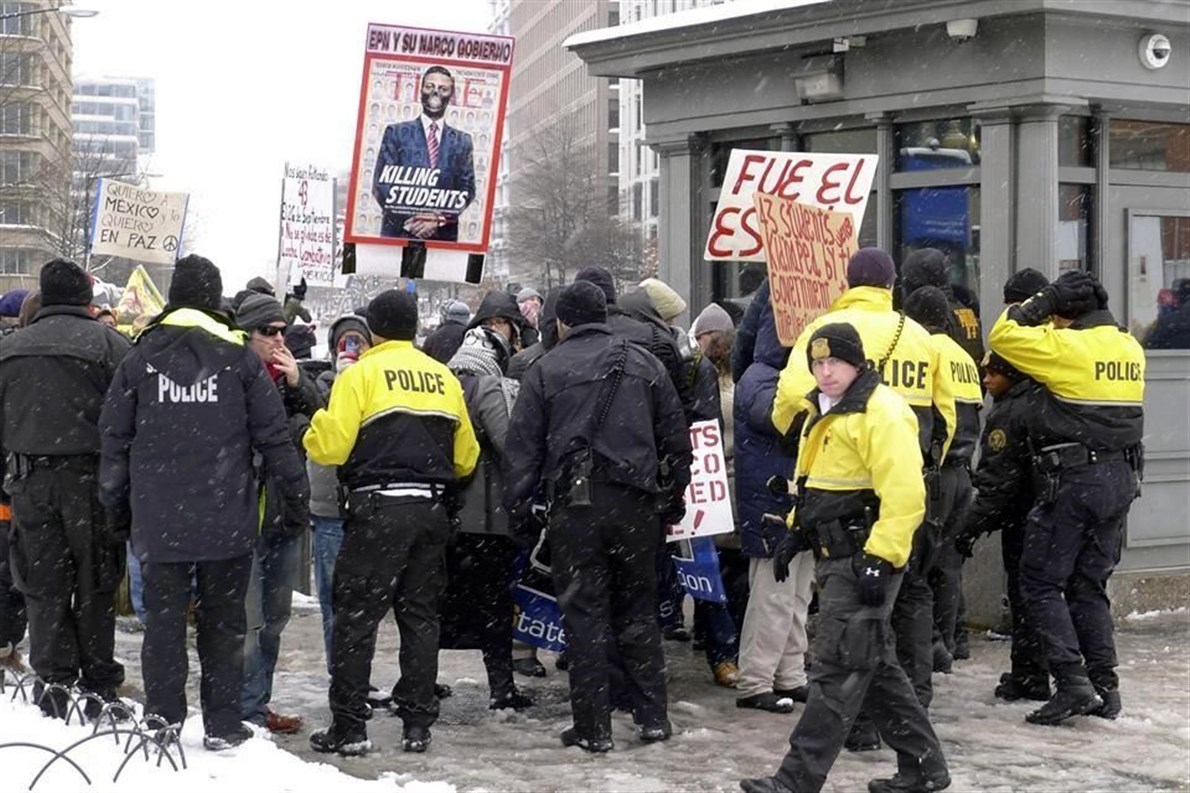 La Policía dispersó a los manifestantes previo al arribo de Peña Nieto para la reunión con Obama en la Casa Blanca.Foto: Reuters
