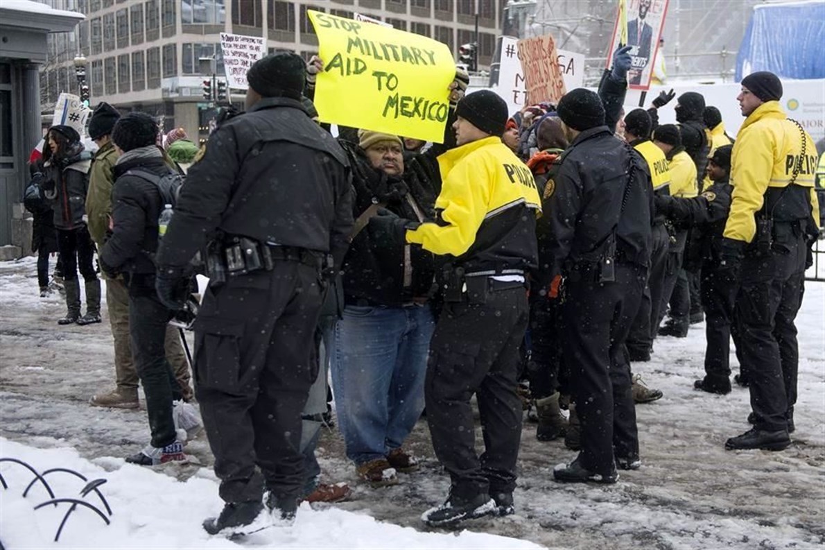Los manifestantes también exigían que Estados Unidos corte los fondos de ayuda a las fuerzas de seguridad mexicanas.Foto: AFP