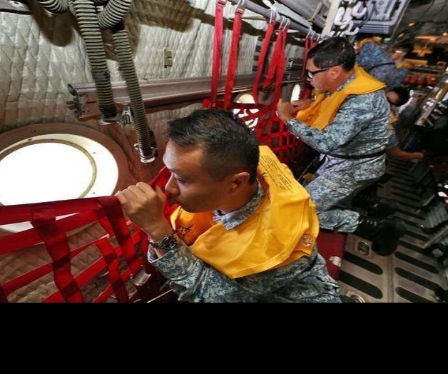 Siguen buscando las cajas negras del AirAsia Siguen buscando las cajas negras del AirAsia