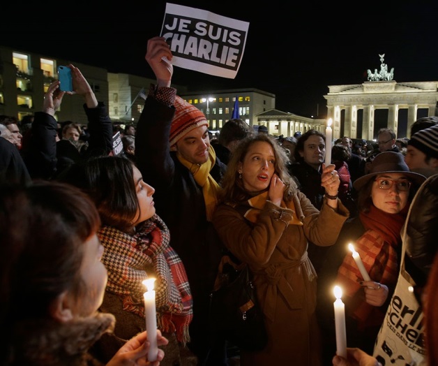 Miles rinden homenaje silencioso en París a víctimas de matanza Miles rinden homenaje silencioso en París a víctimas de matanza