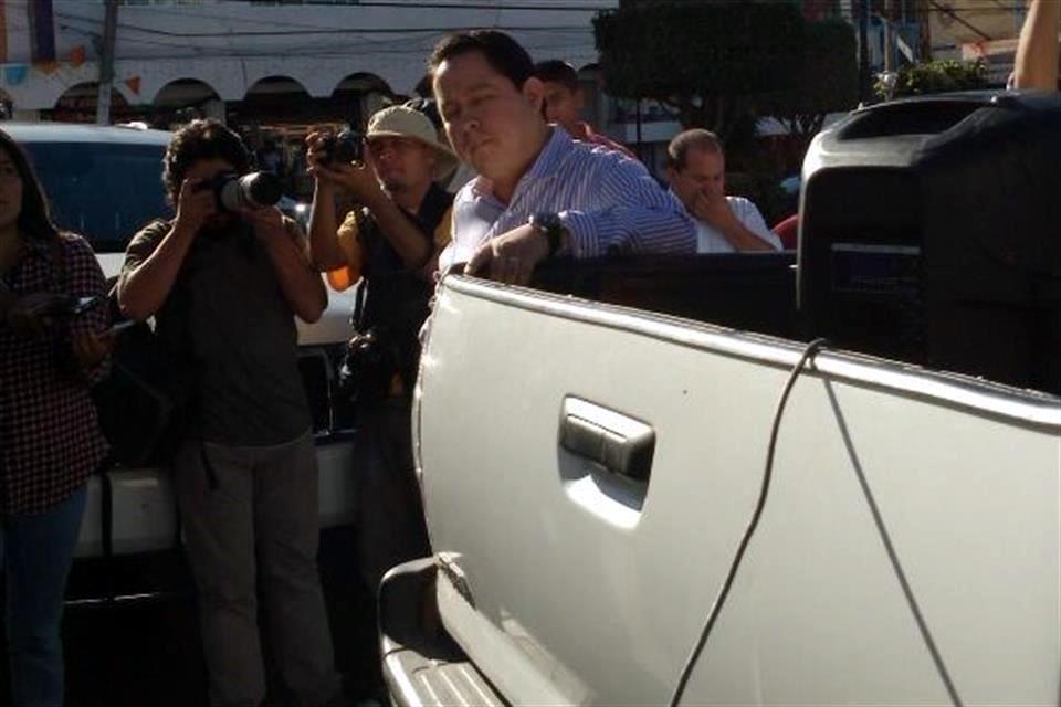 Retienen maestros a diputado en Guerrero