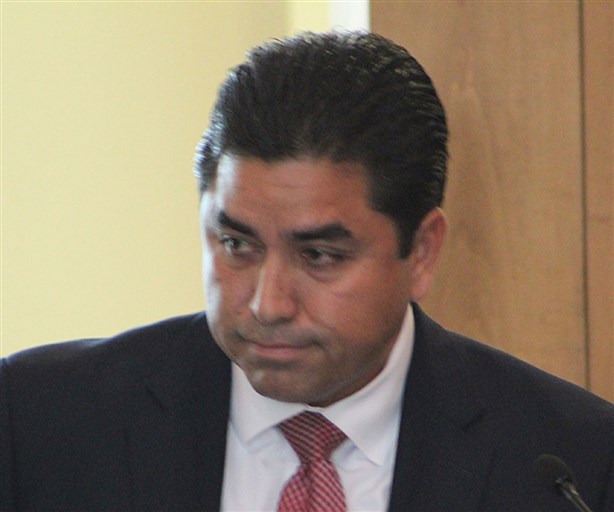 Ante los comisionadosnuevo DA se presenta