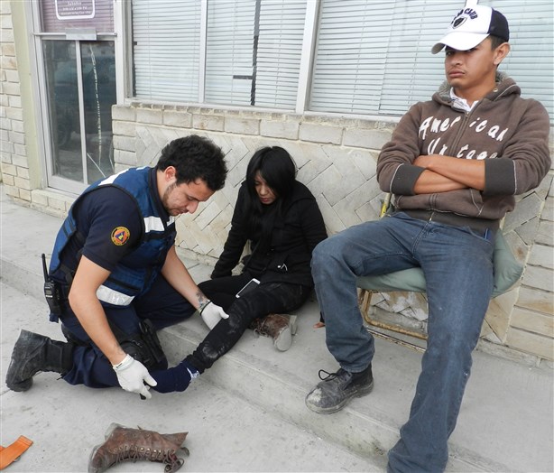 Atropella a dos personas al estacionar Atropella a dos personas al estacionar