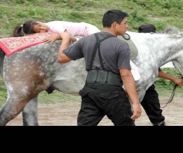 Utilizan efectivos policiales equinoterapia para rehabilitación de niños discapacitados