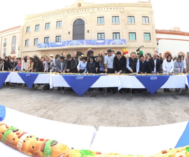 Entrega juguetes y comparte rosca Entrega juguetes y comparte rosca