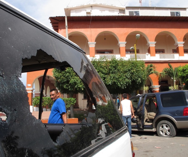 Enfrentamientos en Apatzingán Enfrentamientos en Apatzingán